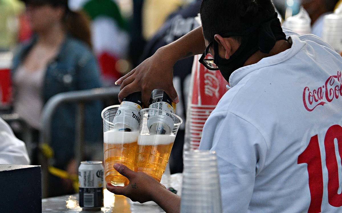Prohibirían la venta de cervezas en estadios del futbol mexicano